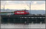 Viel Verkehr auf dem Damm von Rapperswil. SOB Voralpenexpress mit Re 456. (01.10.2010)