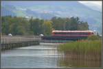 Viel Verkehr auf dem Damm von Rapperswil.