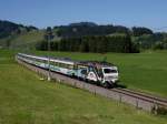 Die Re 456 093 mit einem Voralpenexpress am 27.06.2011 unterwegs bei Altmatt.