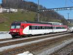 SOB - Kurzpendel mit dem Triebwagen RBDe 4/4 566 076-6 und dem Steuerwagen ABt 50 48 38-35 176-6 im Bahnhofsareal von Herisau am 01.03.2012 ..