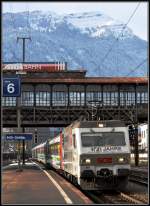 IR2419 Voralpenexpress mit Re 456 095 in Arth-Goldau. ber den Geleisen der Gotthardbahn befindet sich der Zugang zur Arth Rigi Bahn und darber thront die verschneite Rigi (19.12.2012)