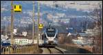 S40 mit Flirt 526 050-0 auf dem Weg nach Rapperswil hat soeben die Schutzstrecke auf dem Damm passiert.