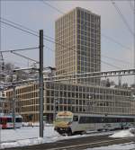 Eigenwillig designter SOB-Steuerwagen verlsst mit seinem Zug St.Gallen Richtung Luzern. Im Hintergrund dominiert das recht neue Hochhaus den St.Galler Bahnhof. Februar 2013.