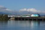 Re 456 096-7 berquert am 21.09.2013 mit dem IR 2411 den Seedamm bei Rapperswil.