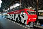 Re 456 094-2.Der Voralpen-Express mit seiner roten Vgele-Lok wartet im Bahnhof Luzern auf die Abfahrt nach Romanshorn um 16:42 Uhr. 26.10.2006