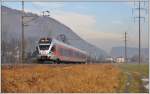 Die S4 23443 nach Sargans mit 526 055-9 hat soeben den wieder in Betrieb genommenen Haltepunkt Rüthi SG verlassen. Die Geländelücke im Hintergrund ist als Hirschensprung bekannt. (18.12.2013)