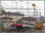 RBDe 566 077-4 verlsst Samstagern Richtung Wdenswil. Schn zu sehen ist die Einfahrt ins 50 o/oo Geflle. (10.11.2006)