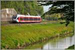 Der SOB Flirt 526 058-3 ist als S4 23442 am Binnenkanal bei Au SG unterwegs. (22.04.2014)