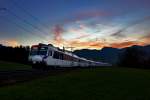 Nachschuss bei einem schönen Morgenrot in den Voralpen fährt der Voralpenexpress Triebzug RBDe 561 084 in Kaltbrunn vorüber.Bild vom 11.11.2015