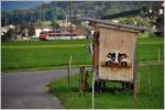 Bilder aus der March zwischen Pfäffikon SZ und Ziegelbrücke. S27 8255 mit SOB RBDe 566 076 zwischen Schübelbach-Buttikon und Siebnen-Wangen. Im Vordergrund ein Selbstbedienungsstand von Erzeugnissen der lokalen Bauern. (24.09.2015)