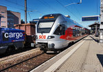 SOB RABe 526 053-4 hält als S40 16930 (Rapperswil - Einsiedeln), in den Bahnhof Pfäffikon SZ ein.