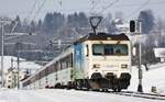 Die Re 456 096 fährt mit dem Voralpenexpress in Kaltbrunn vorbei.Bild vom 25.1.2017 