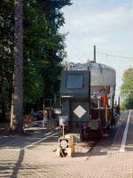 SZU Greenhorn-I ist ein Dienst-Güterwagen mit Steuerabteil, der hier mit einem (Zement?-)Silo an der Bergstation auf dem Uetliberg steht.