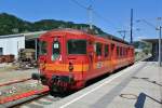 Aufgrund der Kollision zweier Stadler Zge dieses Jahr verkehrt der ehem. SZU Triebwagen Mo-Fr wieder planmssig als Regio zwischen Peggau und belbach. Im Bild ist der ET 15 (STLB 94 81 4481 015-7, ex BDe 4/4 593 bzw. BDe 4/4 93) beim Endbahnhof Peggau. Der alte Triebwagen darf nur Zwischen belbach und Peggau verkehren, deshalb verkehrt der letzte noch fahrbare Stadler GTW auf den direkten Zgen belbach-Graz, 10.07.2015.