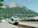 Gelenktriebwagen der Thurbo AG nach Buchs/SG am 24.05.07 Sargans.Rechts ein Kirow Euro Switch (Leipzig) Eisenbahnkran.Im Hintergrund der Gonzen.