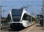 S2 nach Herisau hlt in Staad am Bodensee. RABe 526 714-1 und 707-5 von Stadler Rail. ca.300m weiter stlich zweigt das Anschlussgleis zum Flughafen Altenrhein ab, wo sich in den Hallen der ex FFA die Produktionssttten von Stadler Rail befinden. Soeben hat die SBB einen 1,5 Milliarden Auftrag vergeben zur Lieferung von neuen Doppelstockzgen, die in diesem Werk produziert werden. (01.07.2008)