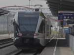 Diesen Thurbo GTW sichtete ich am 3. April 2009 im Schweizer Bahnhof Konstanz. Aufllig ist, das die linke Seite schwarz lackiert/beklebt ist. Kann mir jmd. sagen was es damit auf sich hat?