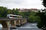 Ein GTW 2/8 der Thurbo AG hat am 25. September 2009 den Tunnel unter dem Schloss Laufen durchfahren, und berquert nun beim Rheinfall von Neuhausen den Fluss auf seiner Fahrt von Winterthur nach Schaffhausen. Die beiden Baukrne, welche zum Aufnahmezeitpunkt das Schloss verschandelten, habe ich wegretuschiert.