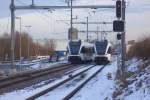 Whrend RABe 526 741-4 bereits umgesetzt hat, und auf Weiterfahrtserlaubnis ins Abstell wartet, kommt gerade 776-0 als S8 nach Rorschach vorbei.
Kreuzlingen, 22.12.09.