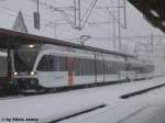 Der RABe 526 748 ''Elsau'' und RABe 526 716 ''Romanshorn'' standen am 4.3.06 mit einer wegen des Schnee verspteten S29 nach Stein a.