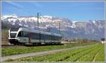 Whrend im Rheintal bei Sevelen schon der Nsslisalat gedeiht, liegt im Alpstein frischer Schnee von vorgestern. 752-1 pendelt nach Buchs SG zurck. (29.04.2012)
