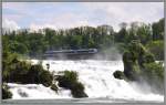 Ein GTW 2/8 der Thurbo als S33 auf der Rheinfallbrcke. Nach 60 Jahren habe ich es endlich auf den Aussichtsfelsen in der Strommitte geschafft, ein eindrckliches Erlebnis bei diesem Wasserstand. (07.05.2013)