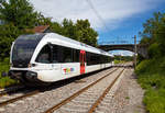 
Der elektrische Stadler Gelenktriebwagen GTW 2/6 - RABe 526 729-9   Kanton Aargau  (RABe 94 85 7526 729-9 CH-THB) der Thurbo AG erreicht am 17.06.2016 bald den Hp Bietingen. Er fährt als S 22 die Verbindung Singen - Schaffhausen - Neuhausen - Jestetten.