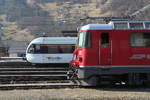 Begegnung eines TURBO nach Chur mit RhB Lok Ge4/4 II Nr.625   am 20.02.17 in Landquart.