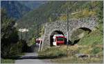 Kurz vor Bovernier schlüpfen die TMR Züge durch zwei kurze  Tunnels , die bei Bedarf Regen und alles was dieser so mit sich reist, gefahrlos über das Trasse leiten.