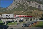 Der TMR / Region Alps NINA RABe 525 041 ist bei Sembrancher auf dem Weg von Le Châble nach Martigny und fährt über die 370 Meter lange Sembrancher Brücke.