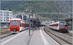 In Martigny wendet der TMR Region Alpes RABe 525 039 für die Rückfahrt nach Le Châble und ein TMR Region Alpes Domino verlässt den Bahnhof in Richtung Brig. 

12. September 2024