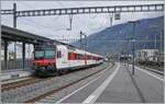 Der Region Alps RBBe 560 007 verlässt mit Mittel- und Steuerwagen Martigny in Richtung Brig. 
Der strake Frequenzzuwachs sowie das Alter machen den RDBe560 zu schaffen, was sich in zunehmenden Fahrzeugstörungen bemerkbar macht, so dass diese Züge demnächst von den neune EVO RABe 533 abgelöst werden. 

12. September 2024