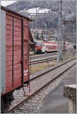 Ein herrlicher Kontrast bietet der im Vordergrund noch im  Einsatz  stehenden K 2 zum neuen TMR RABe 533 701 im Hintergrund auf Gleis 1 im Bahnhof Orsières. 

Meine erste Fahrt mit einem EVO war interessant aber ernüchternd: die neuen EVO unterscheiden sich augenscheinlich kaum von den Flirt 523.1 und lassen den bei den  Mouettes  erlebten Komfort vermissen. 

24. Januar 2026

