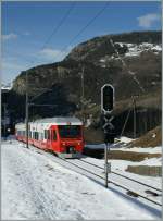 Kurz vor der Station Sembrancher konnte ich den aus dem schattigen Tal auftauchenden RABe 527 513 fotografieren.
27. Jan. 2013