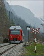 Auf der Suche nach der Sonne begegnete uns der RABe 527 511 kurz nach Sembrancher.