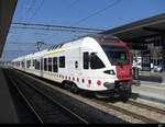 tpf - Triebzug RABe 524 195-7 unterwegs auf der S20 im Bahnhof von Ins am 20.03.2022