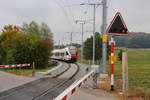 Freiburger Bahnen TPF - Todesgefahr! (so steht es am Mast). Triebzug 197 kommt nach Münchenwiler-Courgevaux herunter. 8.Oktober 2018 