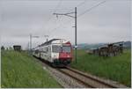 Doch auch ein Blick in die Gegenrichtung bot interessantes: Der TPF RBDe 567 181 Pendelzug ist als RE 4020 von Fribourg nach Bulle bei Vaulruz unterwegs.