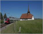 Auf dem Weg von Fribourg nach Bulle fährt der TPF RABe 527 192 an der hübschen Chappelle de Vaulruz vorbei.

19. Mai 2020