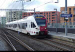 tpf - Triebzug RABe 527 196-5 bei der einfahrt in den Bhf. Düdingen unterwegs nach Bitte nicht einsteigen ( Bern ) am 19.02.2022