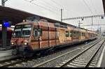 tpf - Chocolat Express RBDe 4/4 560 235-4 (ex SBB) als RE2 Bern - Broc/Chocolat kurz vor der Abfahrt im Bhf.