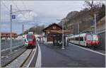 Viel Verkehr in Broc Chocolaterie: auf Gleis 2 ist der TPF RABe 527 194 als RE 3816 von Bern angekommen, während auf Gleis 1 der TPF RBDe 560 240 (mit dem Steuerwagen ABt 39-43 863-2 an der