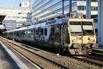 Der RBDe 560 242  Fondue  mit dem RBDe 560 235  ChocolatExpress  am 30.9.25 bei der Abfahrt im Bahnhof Bern.