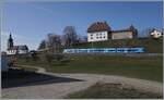 Der in gef�lliger  Groupe Grisoni  Werbung gehaltene TPF RABe 527 ist bei Vaulruz auf dem Weg nach Bulle. 

2. M�rz 2021