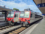 In Fribourg steht TPF 560  L'Arbogne  mit dem RE 3 nach Broc-Chocolaterie neben TPF 560 236 mit dem RE 3 nach Schmitten, 29.08.2026.