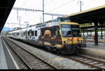 tpf - Ex SBB RBDe 4/4 560 242-0 mit Werbung f�r K�sefondue im Bahnhof von Neuenburg am 04.10.2026