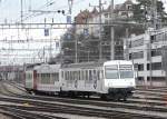 tpf - Einfahrender Regionalzug in dem Bahnhof von Neuchatel am mit dem Steuerwagen ABt 383 und dem Personenwagen in 2 Kl.