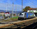 travys / OC + RailPool  - Lok 98 85 5 842 705-6  + Lok 91 80 6 187 004-7 im Bahnhof Chavornay am 16.10.2022