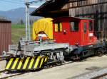 travys / OC - Schneepflug X 41 mit Rangierlok Tm 2/2 238 305 und abgedeckt im Hintergrund der Triebwagen BDe 4/4 13 im Bahnhofsareal von Orbe am 10.04.2009