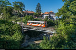 Der OC Be 2/2 14 überquert am 19. Juli 2016 die Brücke über die L'Orbe bei der Haltestelle Saint Eloi.